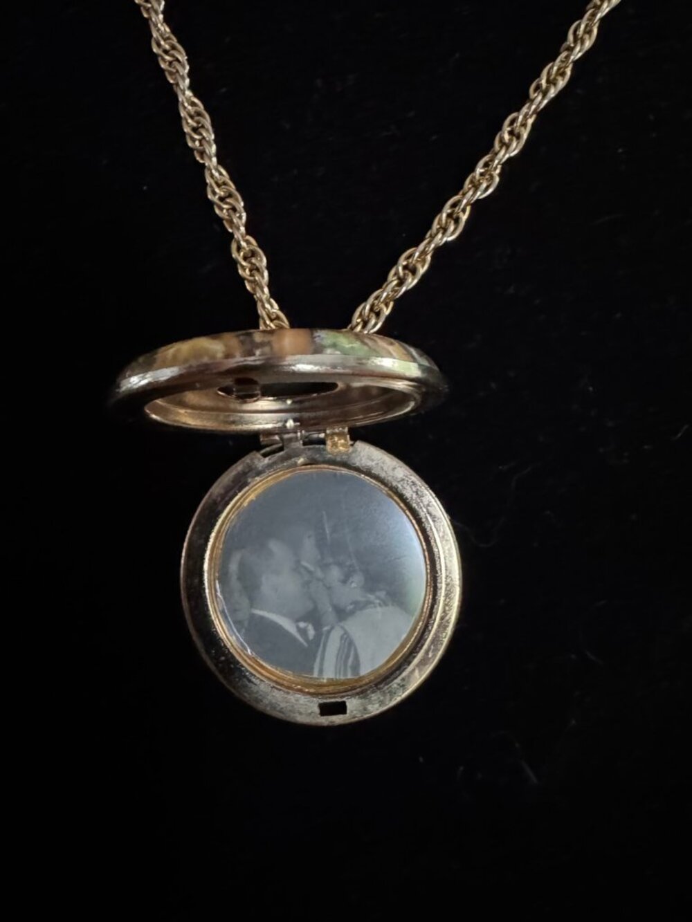 Vintage Portrait Locket Necklace Gold Tone Romantic Courting Scene 30" Chain - Picture 3 of 5
